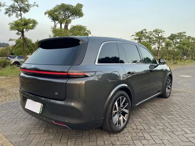 Li Auto L8 — Фото автомобиля 15