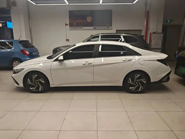Hyundai Elantra — Фото автомобиля 12