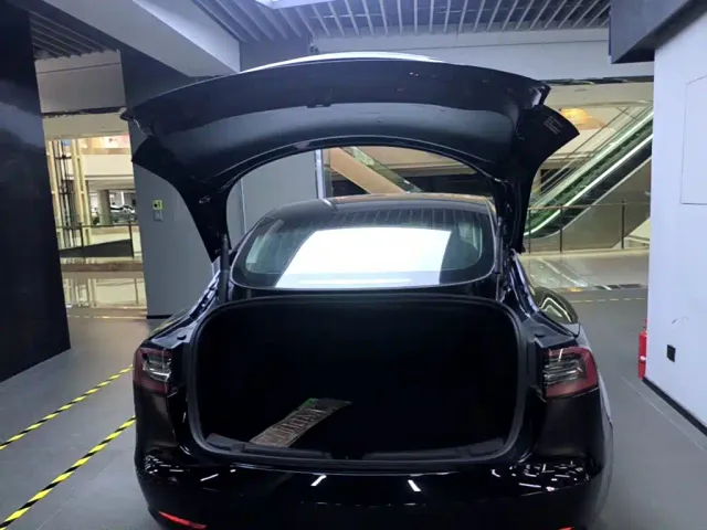 Tesla Model 3 — Фото автомобиля 18
