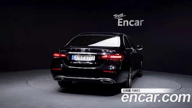 Mercedes-Benz E-Class — Фото автомобиля 4