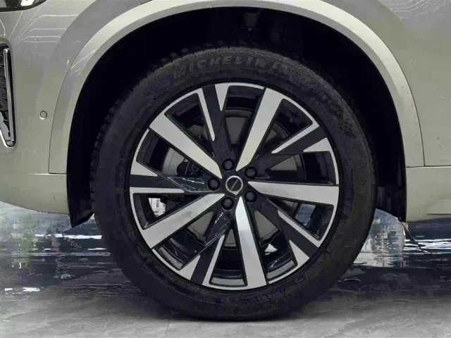 Volvo XC90 — Фото автомобиля 4