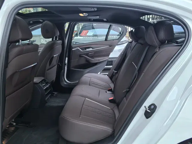 BMW 5 Series — Фото автомобиля 10
