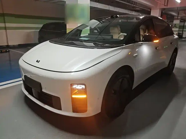 Фотография автомобиля — Li Auto i6