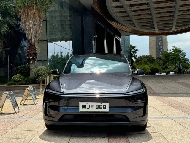 Tesla Model Y L — Фото автомобиля 2