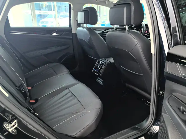 Volkswagen Passat — Фото автомобиля 15