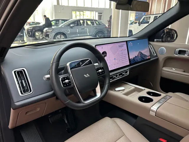 Li Auto L8 — Фото автомобиля 13