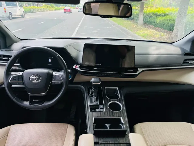 Toyota Sienna — Фото автомобиля 10
