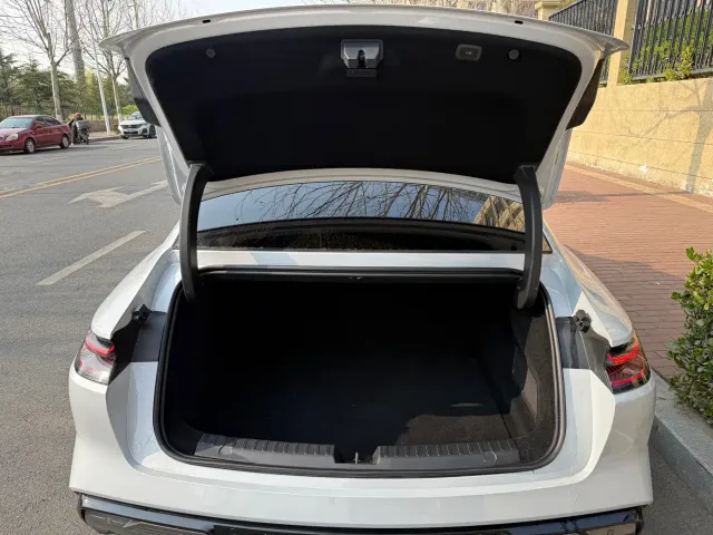 Geely Galaxy E8 — Фото автомобиля 11