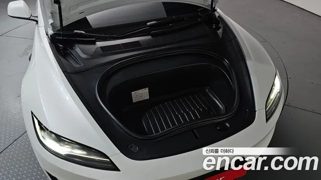 Tesla Model 3 — Фото автомобиля 5