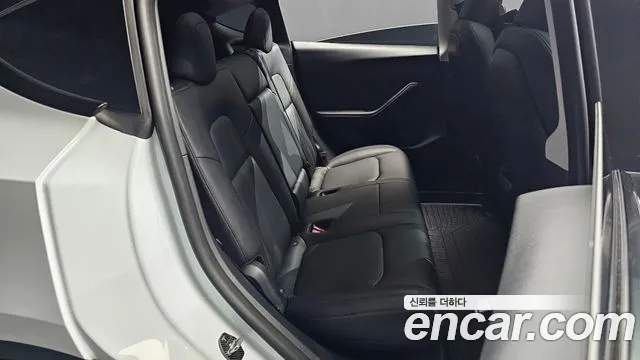 Tesla Model Y — Фото автомобиля 17