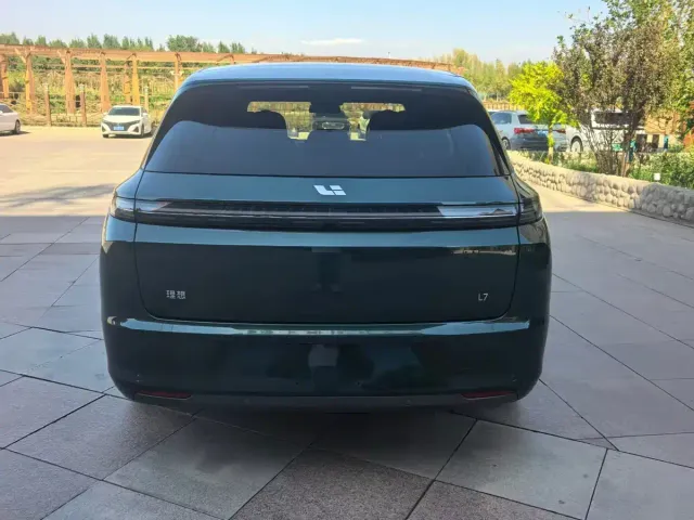 Li Auto L7 — Фото автомобиля 8