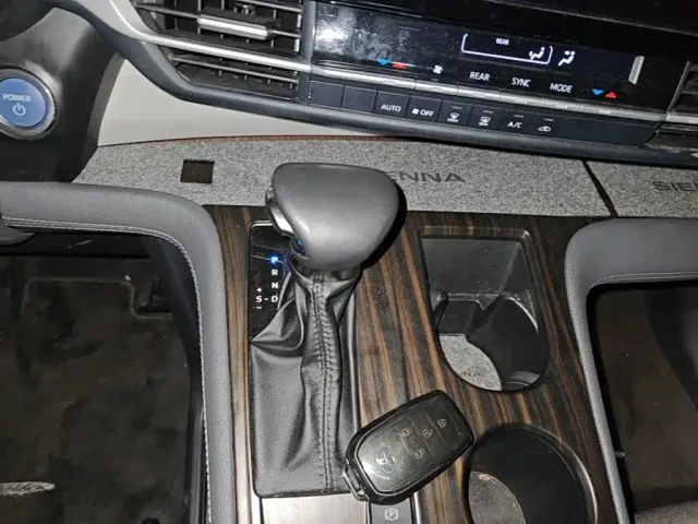 Toyota Sienna — Фото автомобиля 13