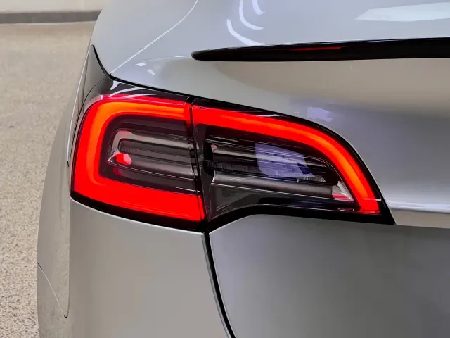 Tesla Model 3 — Фото автомобиля 8