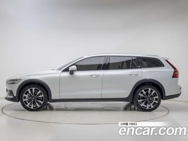 Вольво V60 — Фото автомобиля 3