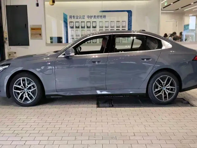 BMW i5 — Фото автомобиля 5