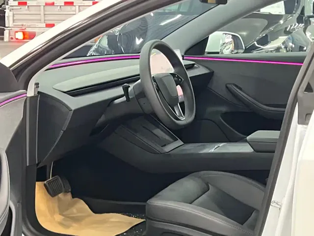 Tesla Model 3 — Фото автомобиля 5