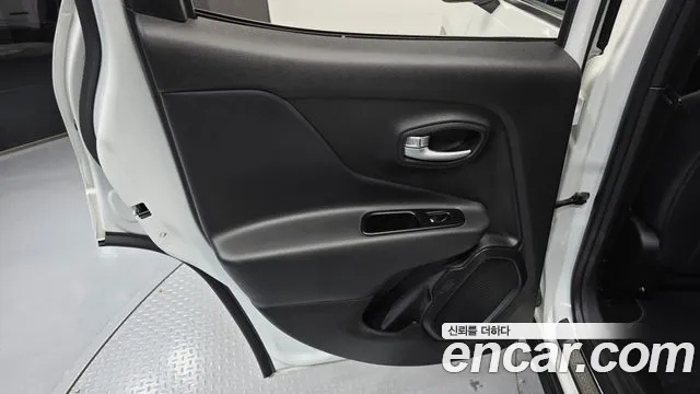 Jeep Renegade — Фото автомобиля 14