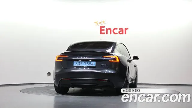 Tesla Model 3 — Фото автомобиля 4