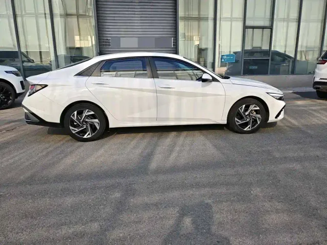Hyundai Elantra — Фото автомобиля 4