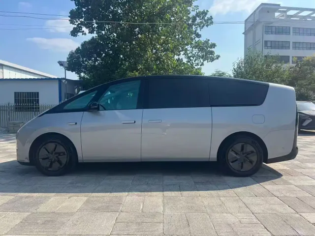 Li Auto MEGA — Фото автомобиля 9