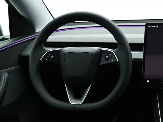 Tesla Model Y — Фото автомобиля 15