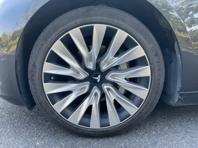 Tesla Model 3 — Фото автомобиля 11
