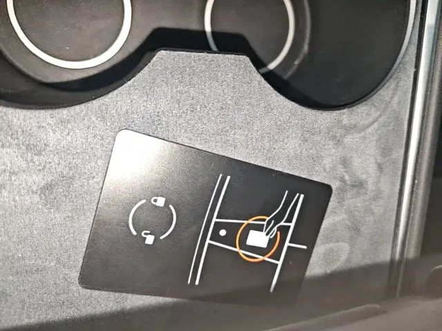 Tesla Model Y — Фото автомобиля 8