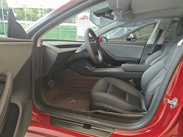 Tesla Model 3 — Фото автомобиля 14