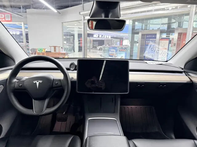Tesla Model Y — Фото автомобиля 8