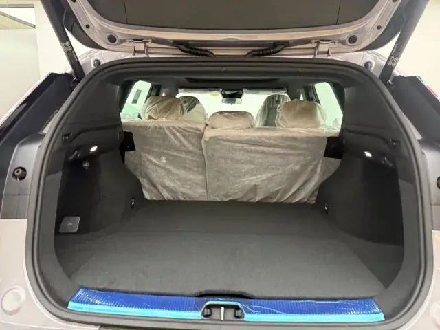 Volvo XC70 Plug-in Hybrid — Фото автомобиля 11