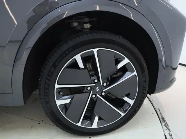 Li Auto L7 — Фото автомобиля 13