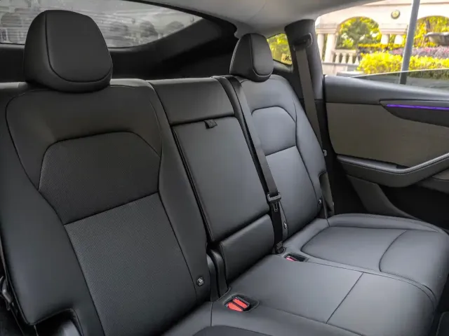 Tesla Model Y — Фото автомобиля 17
