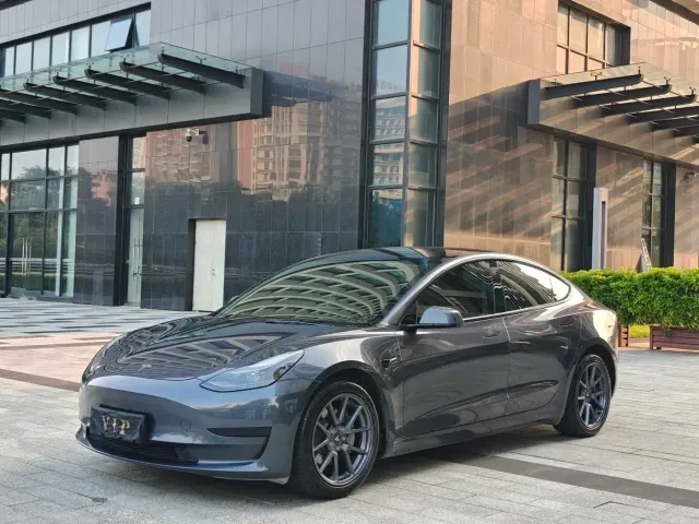 Tesla Model 3 — Фото автомобиля 2