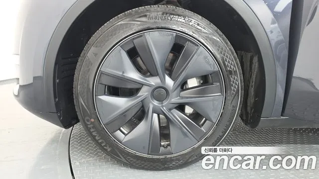 Tesla Model Y — Фото автомобиля 5