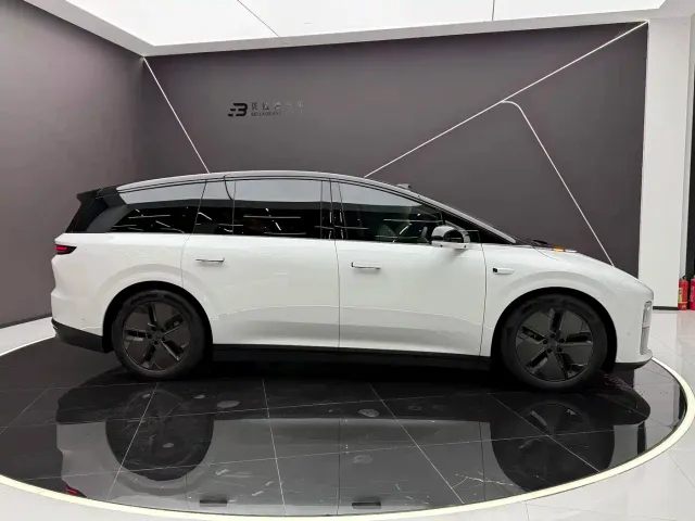 Li Auto i8 — Фото автомобиля 3