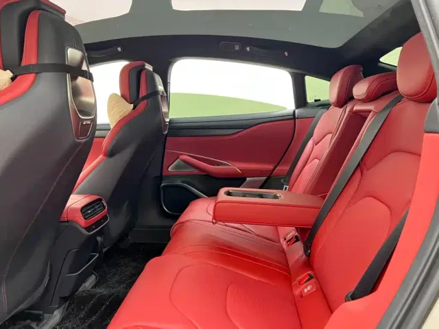 Xiaomi SU7 — Фото автомобиля 8