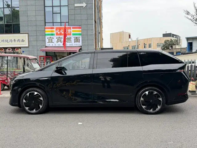 Xpeng X9 — Фото автомобиля 3