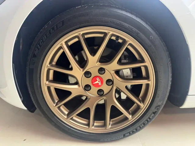Tesla Model 3 — Фото автомобиля 10