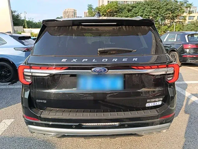 Ford Explorer — Фото автомобиля 5