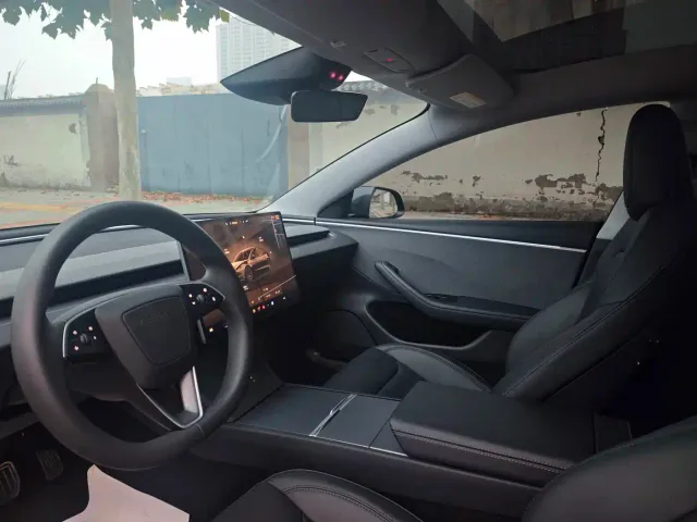 Tesla Model 3 — Фото автомобиля 5