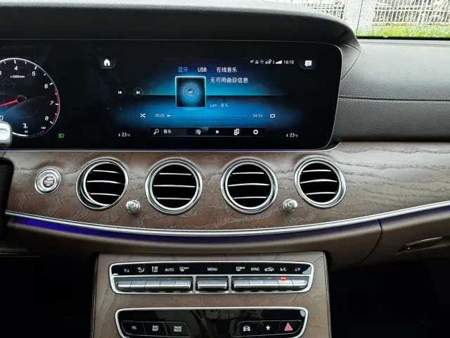 Mercedes-Benz E-Class — Фото автомобиля 12