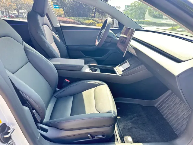 Tesla Model 3 — Фото автомобиля 10