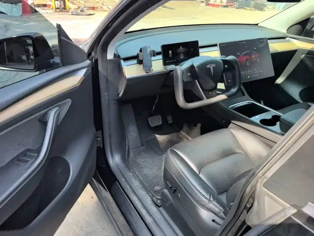 Tesla Model Y — Фото автомобиля 15