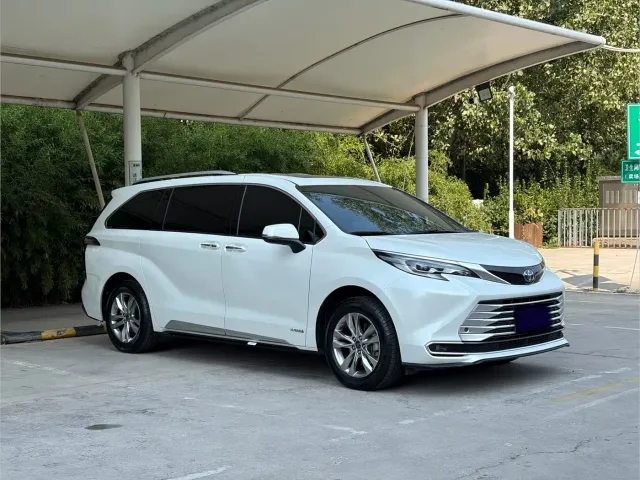 Toyota Sienna — Фото автомобиля 3