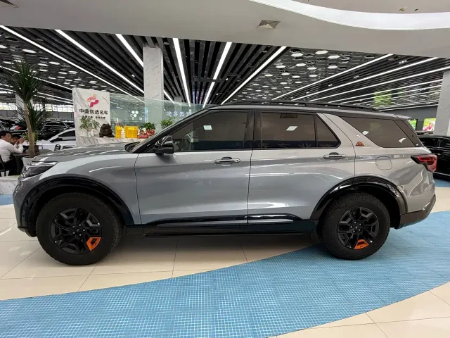 Ford Explorer — Фото автомобиля 4