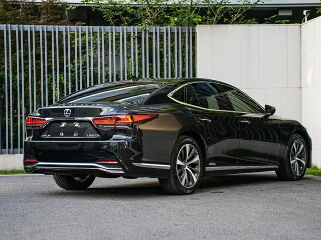 Lexus LS — Фото автомобиля 4