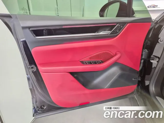 Porsche Macan Electric — Фото автомобиля 14