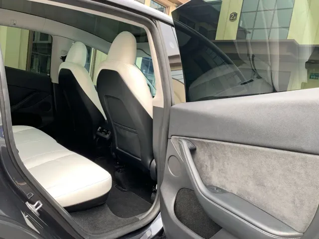 Tesla Model Y — Фото автомобиля 17
