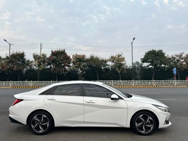 Hyundai Elantra 2022 1.5L CVT LUX Premium Edition — Фото автомобиля 6