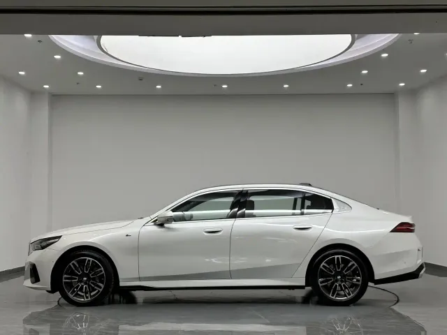 BMW 5 Series — Фото автомобиля 5